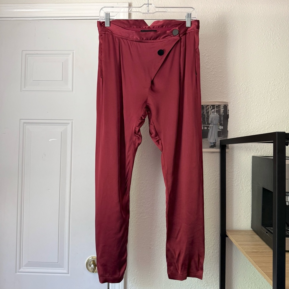AMBER SAKAI red satin criss cross‎ flap layered high rise slim leg cropped pants